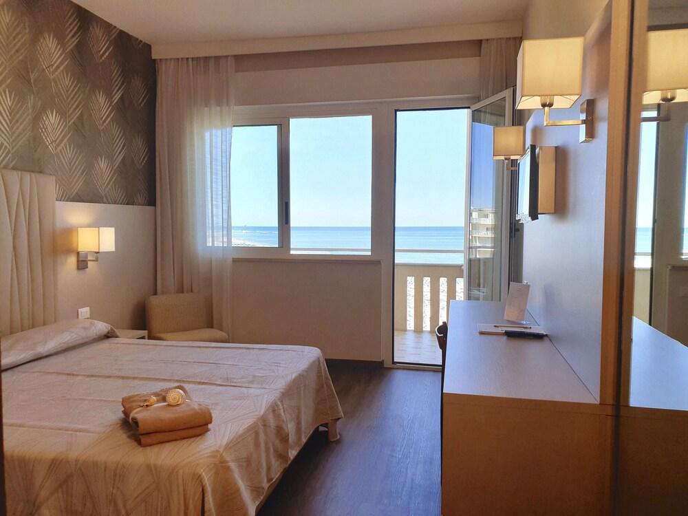 Hotel Benini Milano Marittima Exterior photo